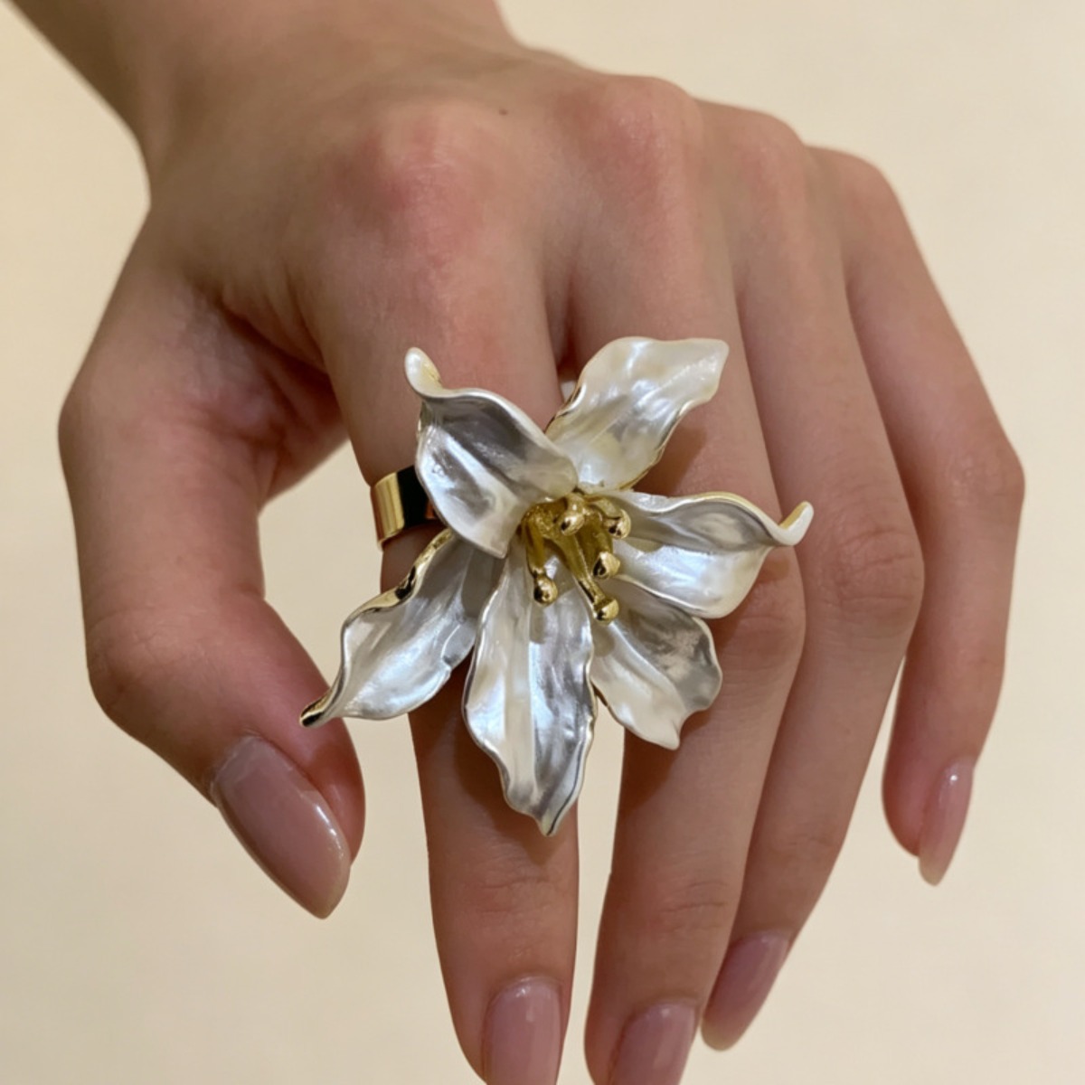 Vintage Fashion Instagram - French niche-designed ring with large gold-and-white